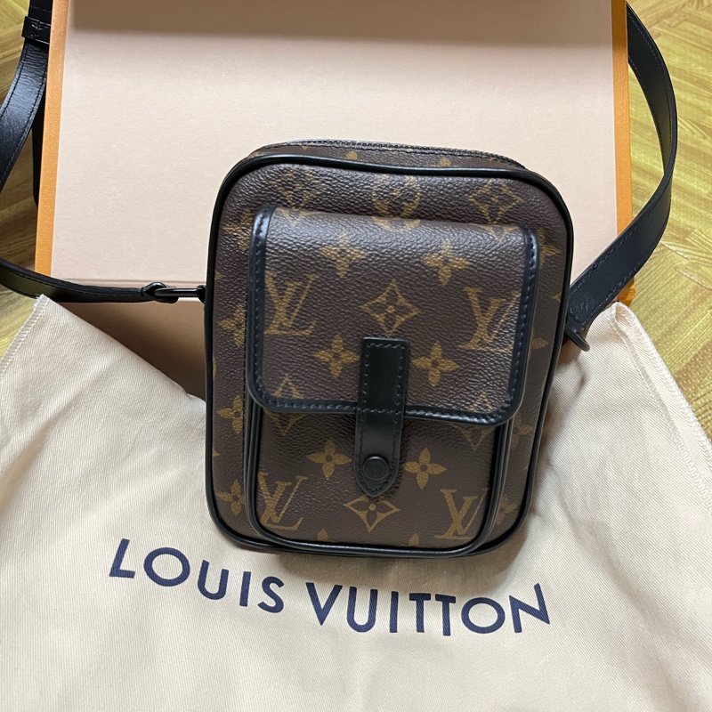 極新 LV christopher 斜背包 男女皆宜 相機包Louis Vuitton M69404-7