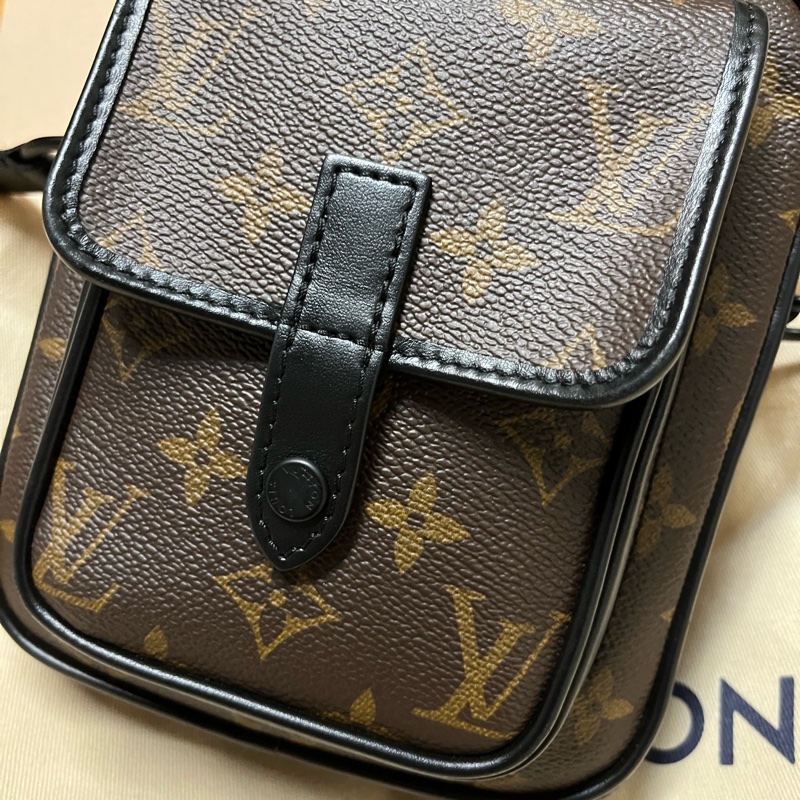 極新 LV christopher 斜背包 男女皆宜 相機包Louis Vuitton M69404-8