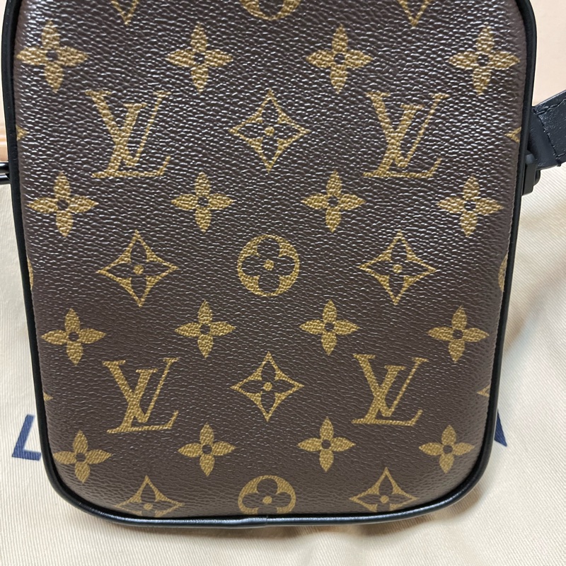 極新 LV christopher 斜背包 男女皆宜 相機包Louis Vuitton M69404-9