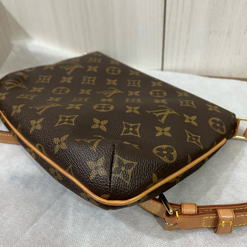 Lv側背橫式王菲包-3