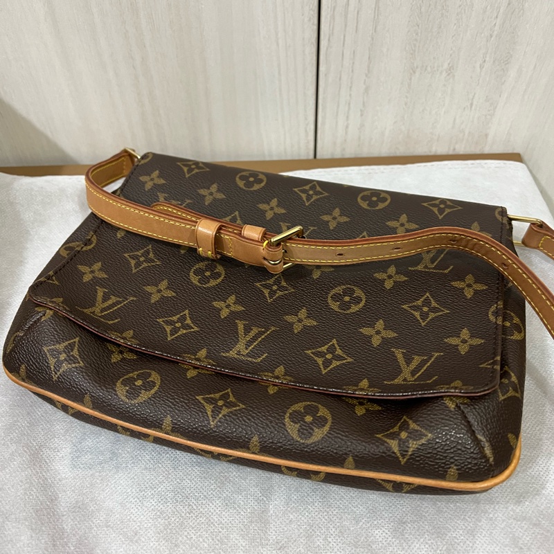 Lv側背橫式王菲包-4