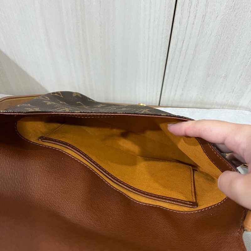 Lv側背橫式王菲包-5