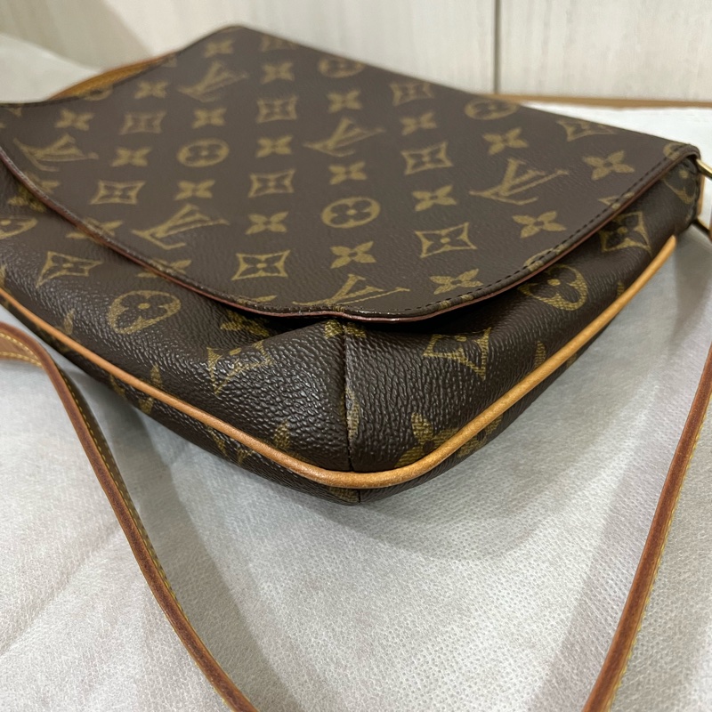 Lv側背橫式王菲包-7