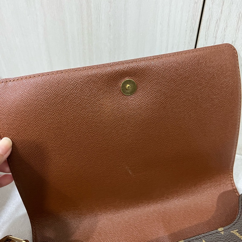 Lv側背橫式王菲包-13