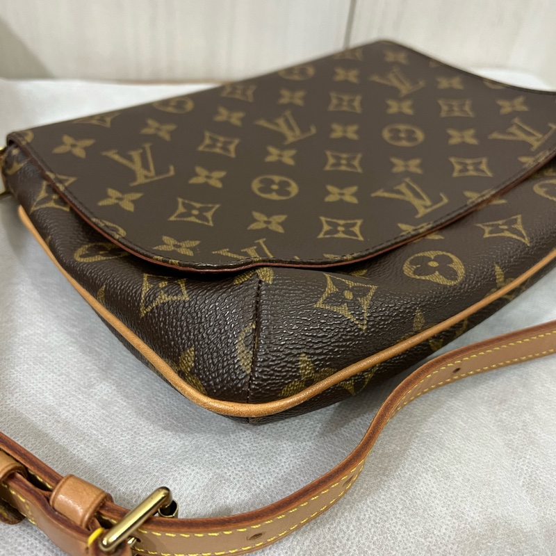 Lv側背橫式王菲包-17