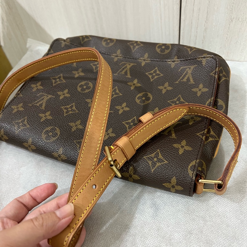 Lv側背橫式王菲包-20