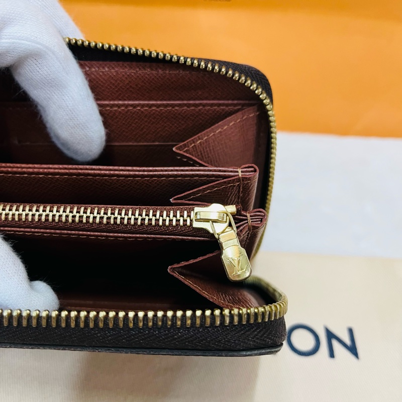 LV 經典花紋拉鍊長夾-15