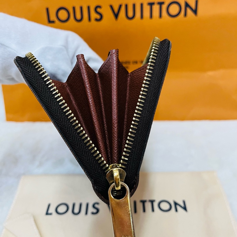 LV 經典花紋拉鍊長夾-16