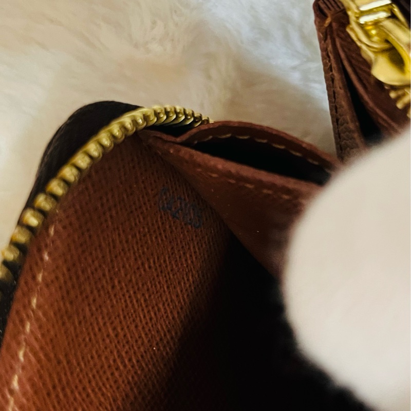 LV 經典花紋拉鍊長夾-18