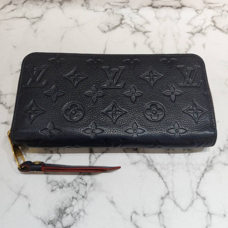 LV 深藍紅邊壓紋ㄇ拉長夾 M62121-1