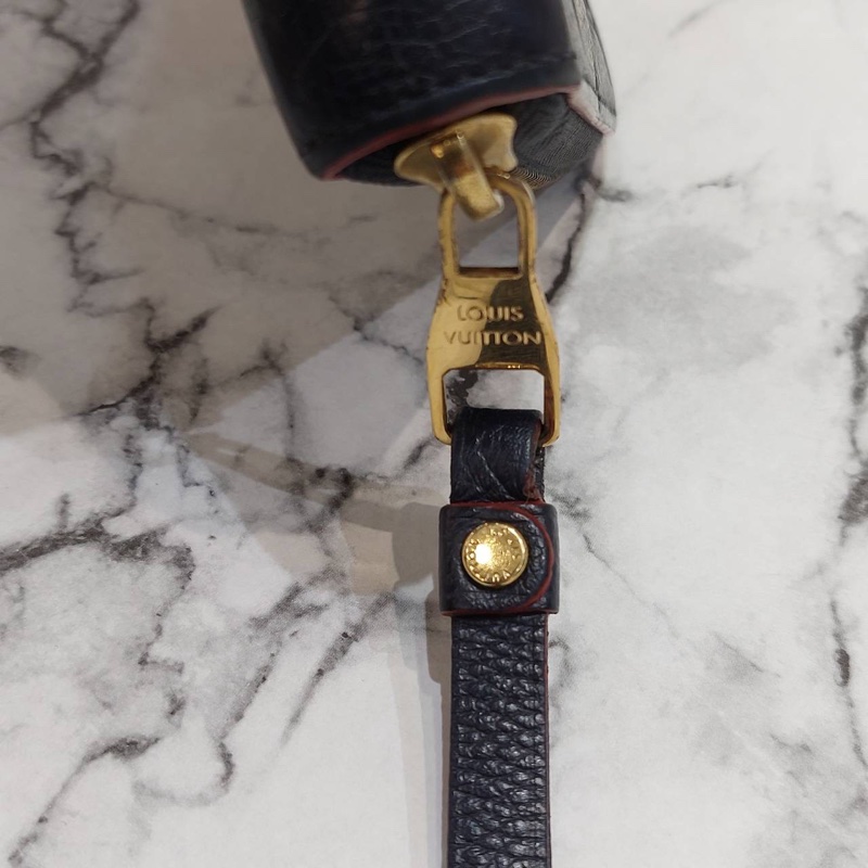 LV 深藍紅邊壓紋ㄇ拉長夾 M62121-2