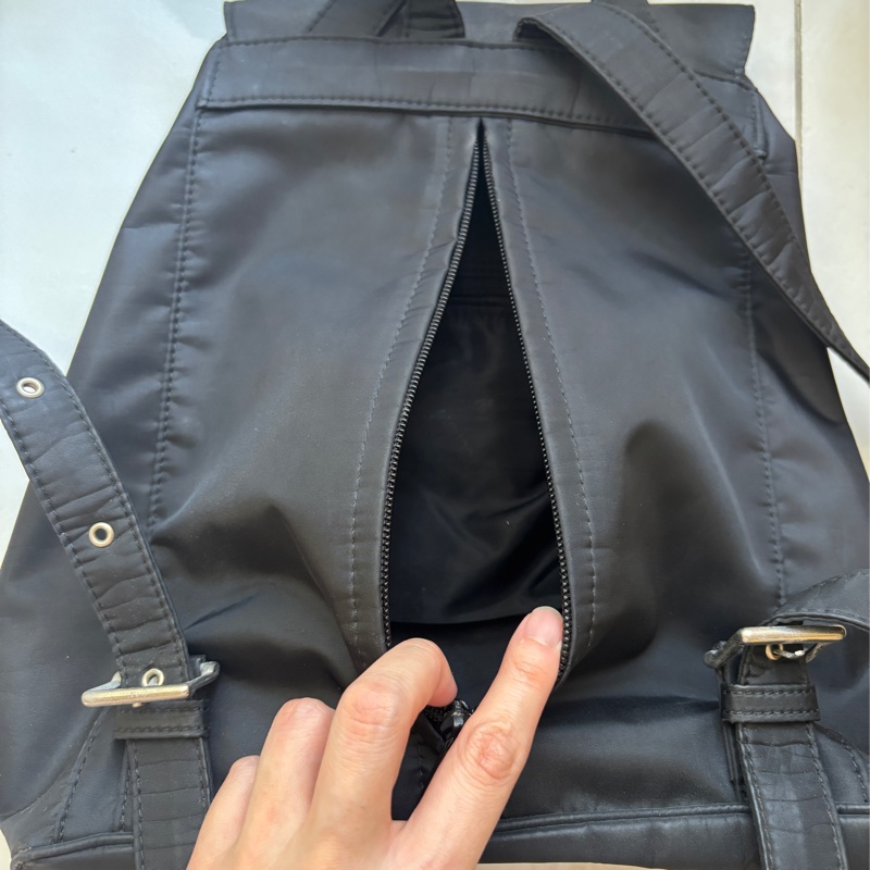 Vintage Moschino 黑色後肩包-12