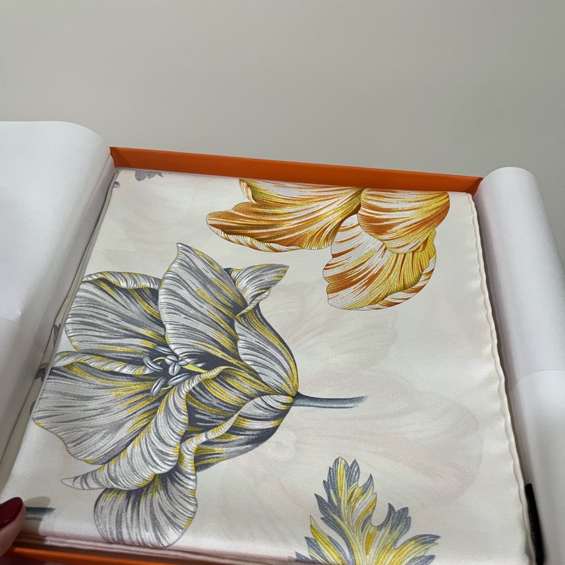 現貨商品 台灣購證 全新商品 Hermes 超級仙女爆款 鬱金香狂熱 白色款  90X90 絲巾-10