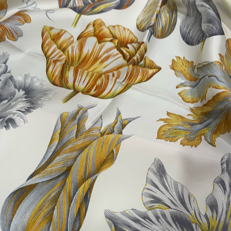 現貨商品 台灣購證 全新商品 Hermes 超級仙女爆款 鬱金香狂熱 白色款  90X90 絲巾-12