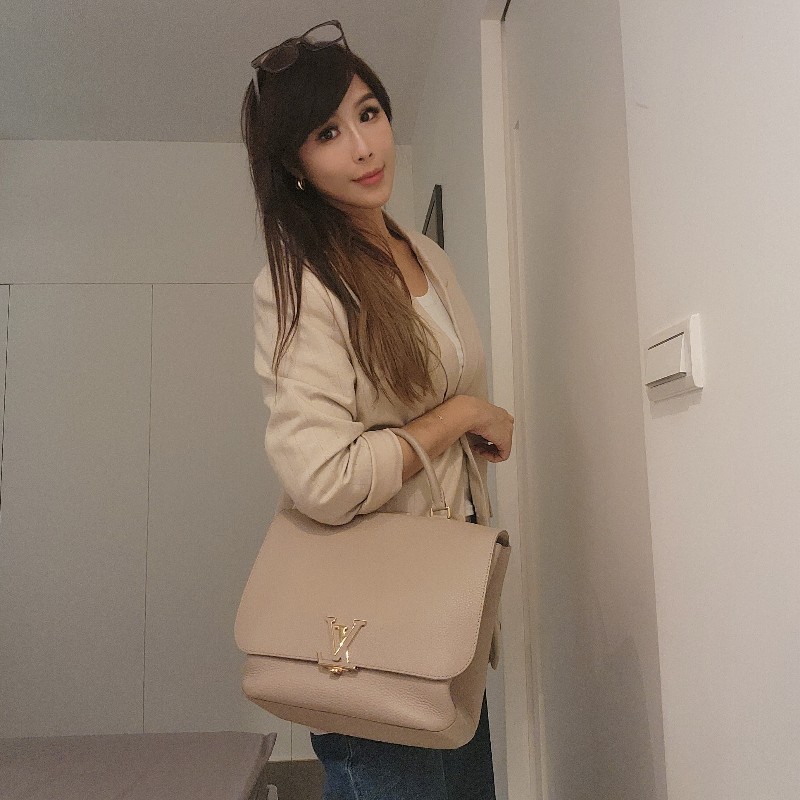 甜價/Lv CAPUCINES系列Taurillon荔枝紋牛皮奶茶色包-0