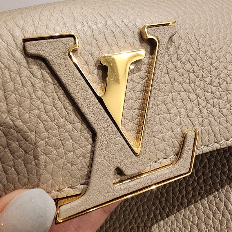 甜價/Lv CAPUCINES系列Taurillon荔枝紋牛皮奶茶色包-1