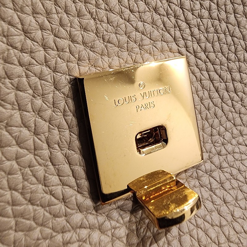 甜價/Lv CAPUCINES系列Taurillon荔枝紋牛皮奶茶色包-2