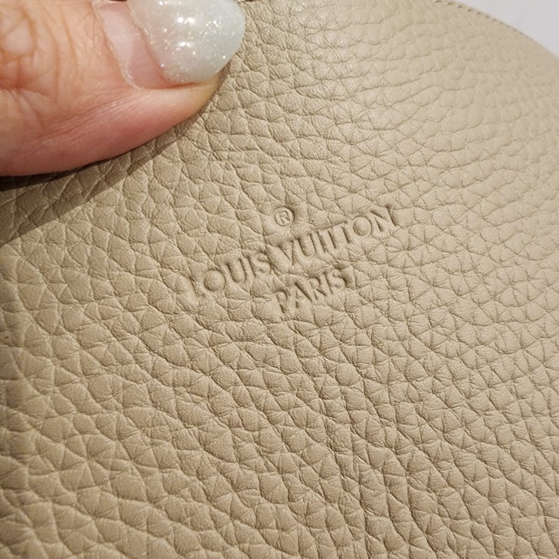 甜價/Lv CAPUCINES系列Taurillon荔枝紋牛皮奶茶色包-3