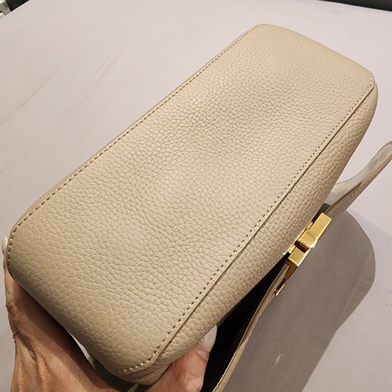 甜價/Lv CAPUCINES系列Taurillon荔枝紋牛皮奶茶色包-8