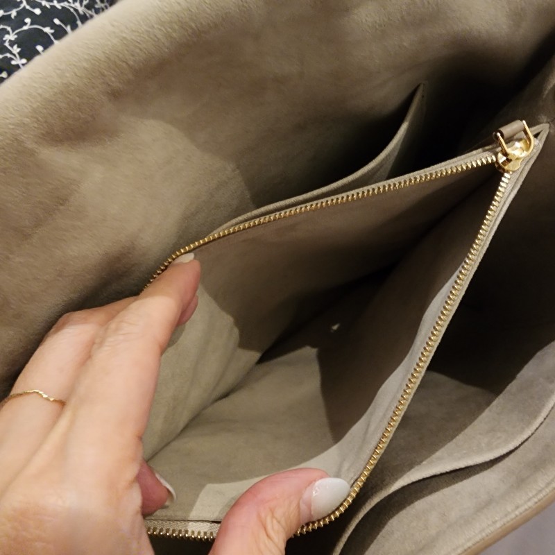 甜價/Lv CAPUCINES系列Taurillon荔枝紋牛皮奶茶色包-9