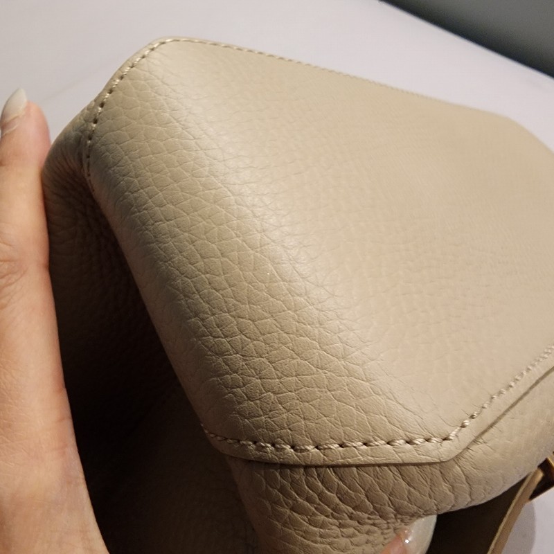 甜價/Lv CAPUCINES系列Taurillon荔枝紋牛皮奶茶色包-10