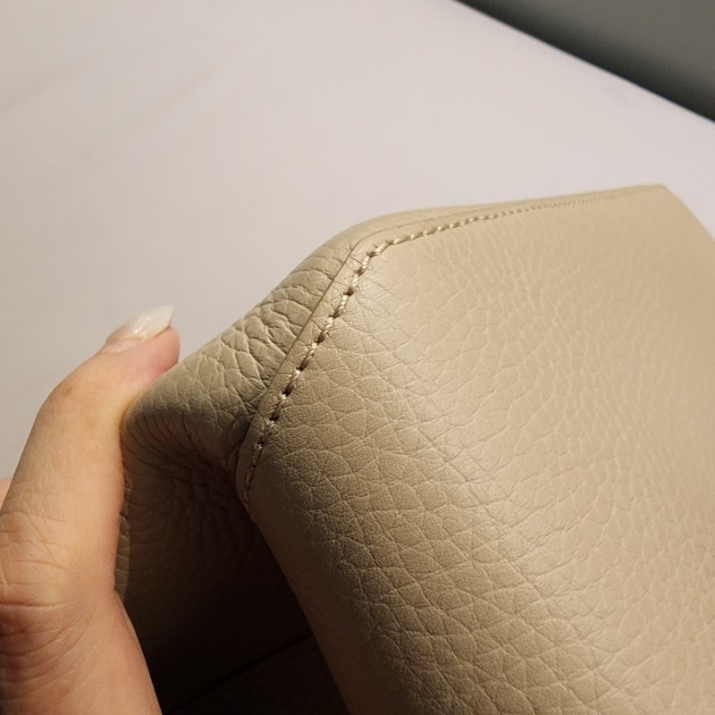 甜價/Lv CAPUCINES系列Taurillon荔枝紋牛皮奶茶色包-11