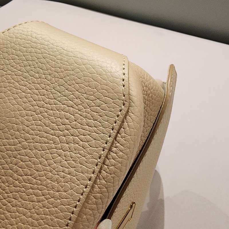 甜價/Lv CAPUCINES系列Taurillon荔枝紋牛皮奶茶色包-12