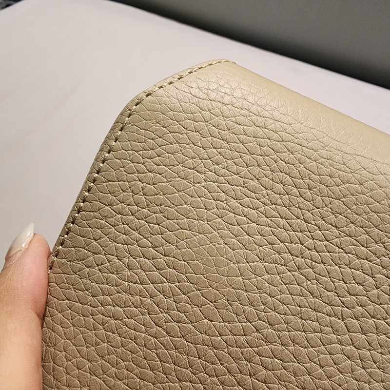 甜價/Lv CAPUCINES系列Taurillon荔枝紋牛皮奶茶色包-13