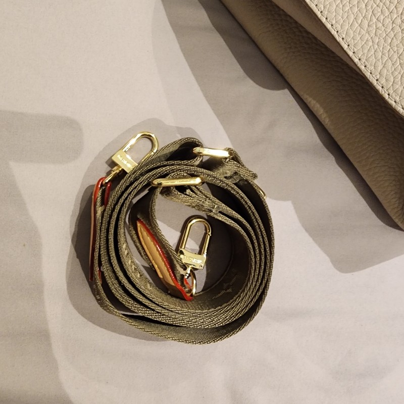 甜價/Lv CAPUCINES系列Taurillon荔枝紋牛皮奶茶色包-15