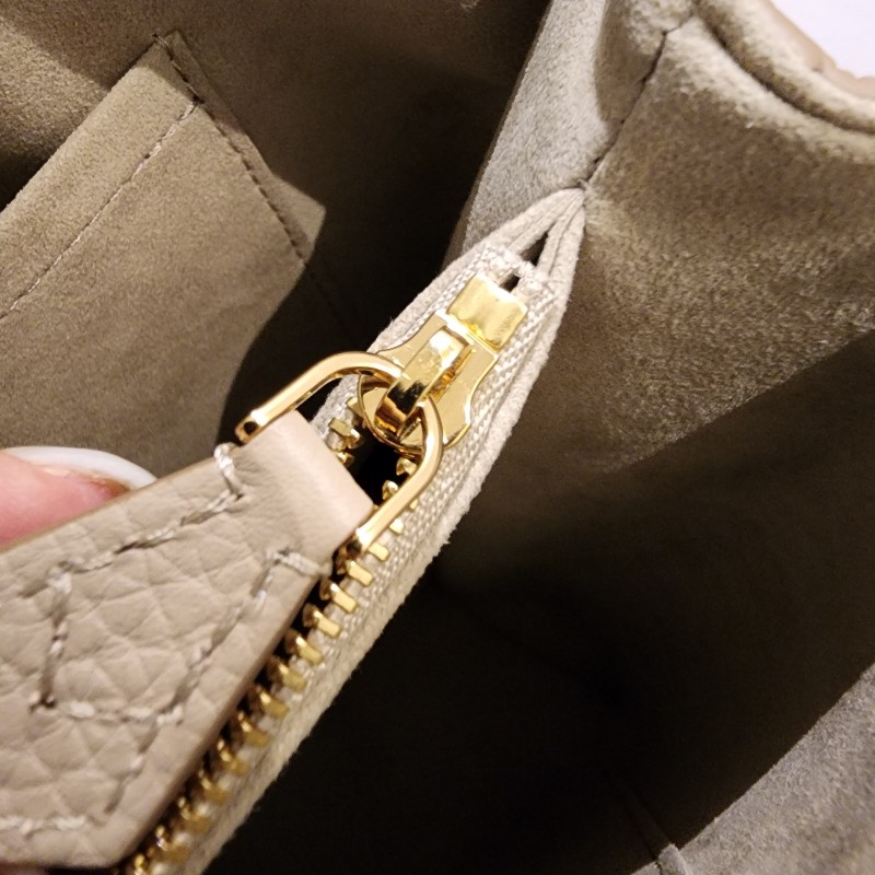 甜價/Lv CAPUCINES系列Taurillon荔枝紋牛皮奶茶色包-16