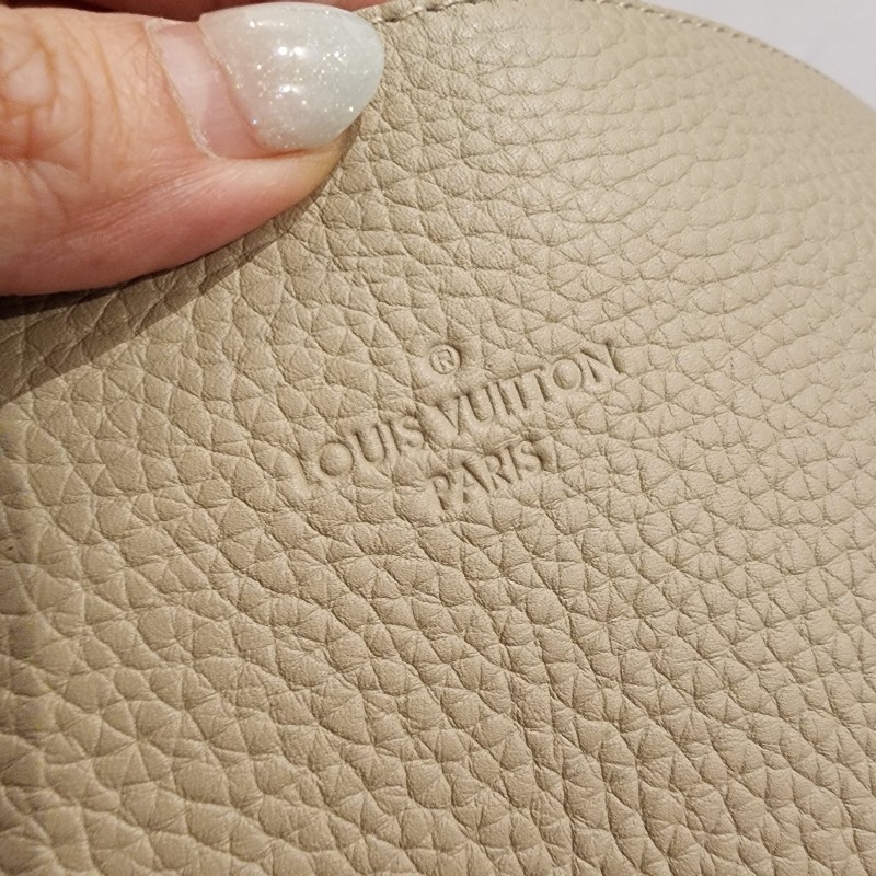 甜價/Lv CAPUCINES系列Taurillon荔枝紋牛皮奶茶色包-18