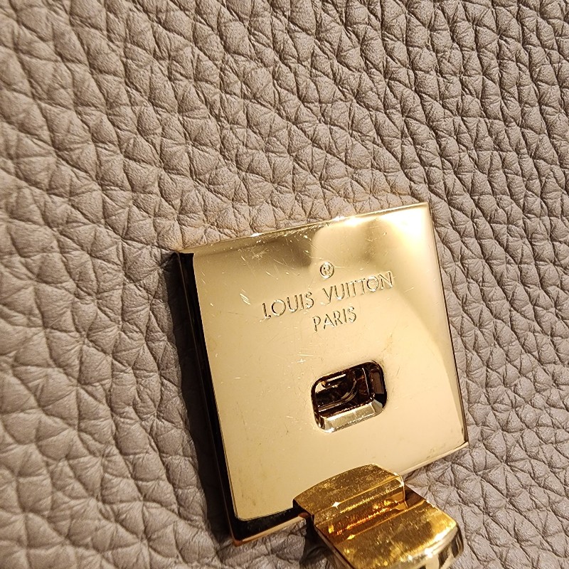 甜價/Lv CAPUCINES系列Taurillon荔枝紋牛皮奶茶色包-20