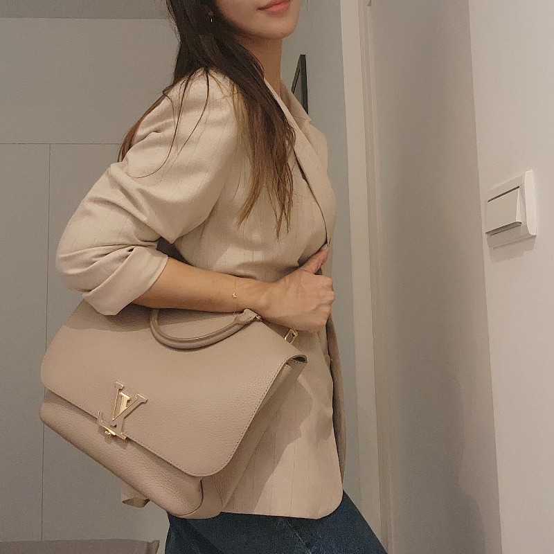 甜價/Lv CAPUCINES系列Taurillon荔枝紋牛皮奶茶色包-23