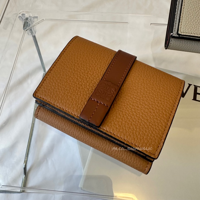 Loewe  小牛皮三折短夾 Trifold wallet 淺焦糖色-0