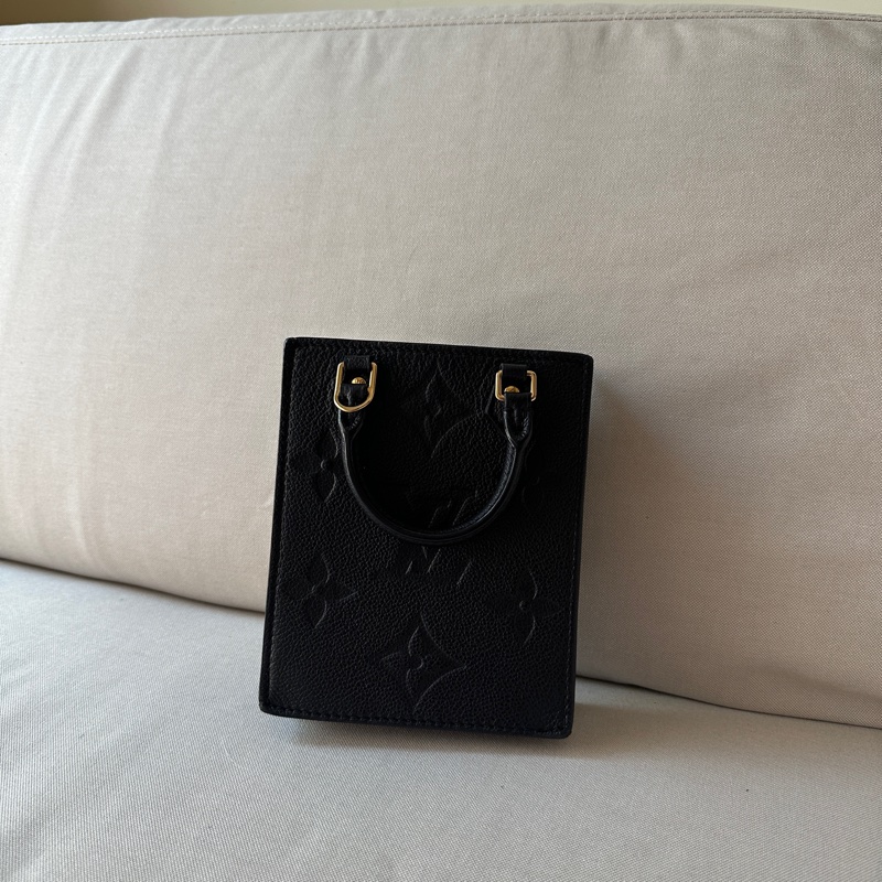 LV 壓紋琴譜包 M80478 黑-1