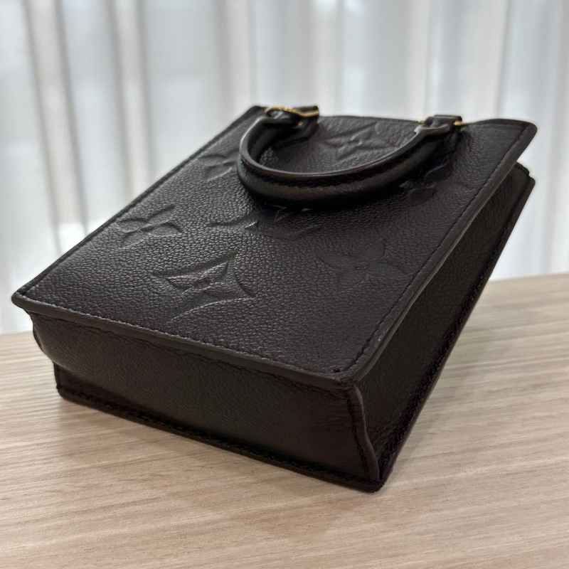 LV 壓紋琴譜包 M80478 黑-2