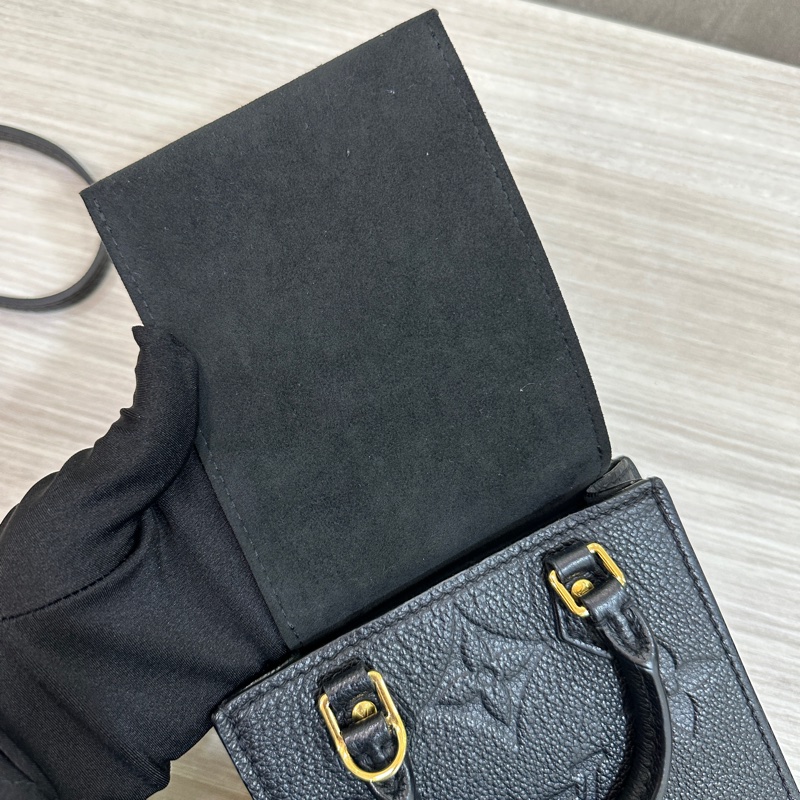 LV 壓紋琴譜包 M80478 黑-10