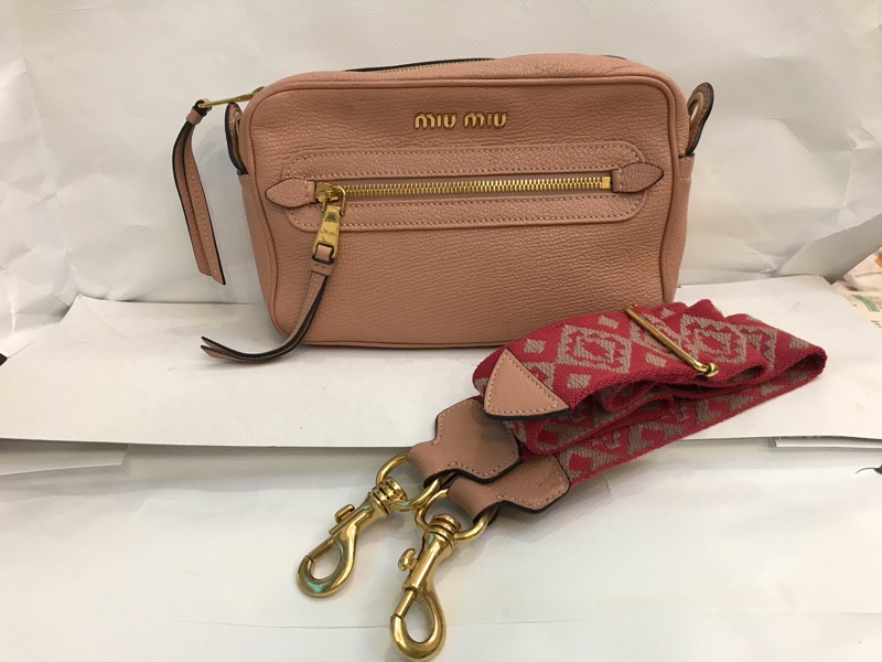 Miu Miu粉色牛皮相機包-0