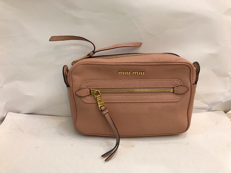 Miu Miu粉色牛皮相機包-2