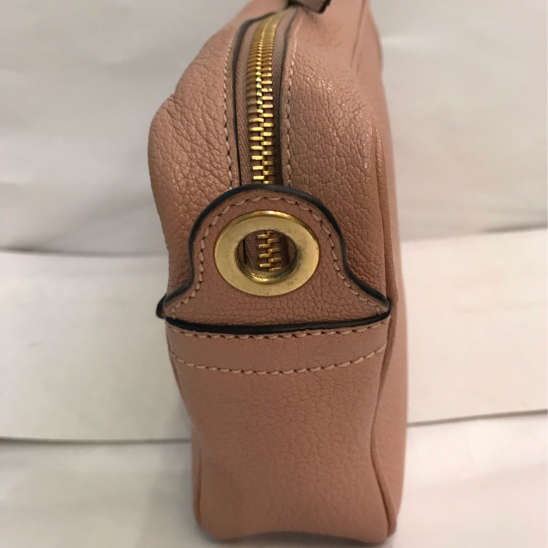 Miu Miu粉色牛皮相機包-3