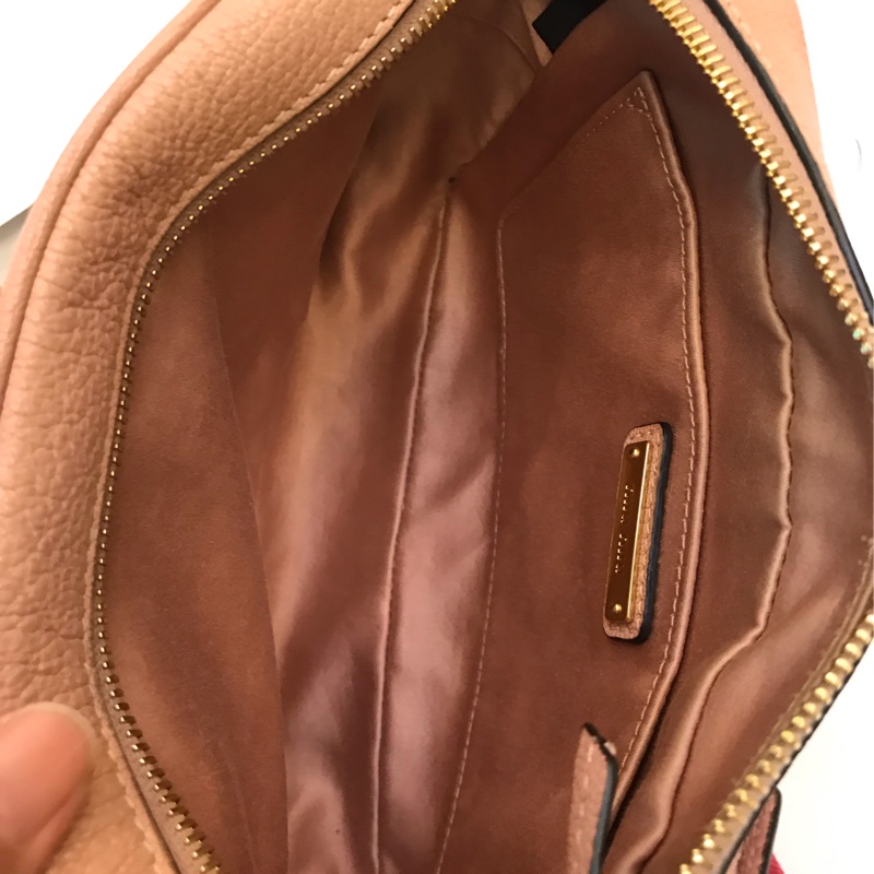 Miu Miu粉色牛皮相機包-5