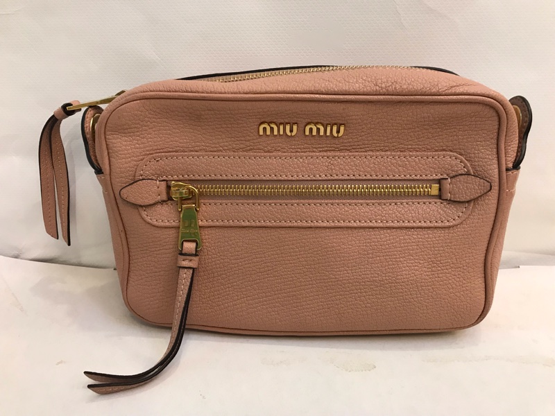 Miu Miu粉色牛皮相機包-8