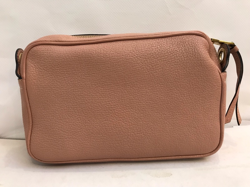 Miu Miu粉色牛皮相機包-11