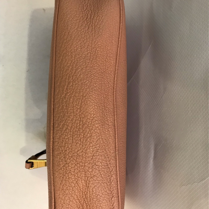 Miu Miu粉色牛皮相機包-12