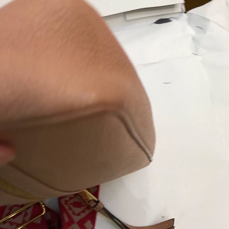 Miu Miu粉色牛皮相機包-14