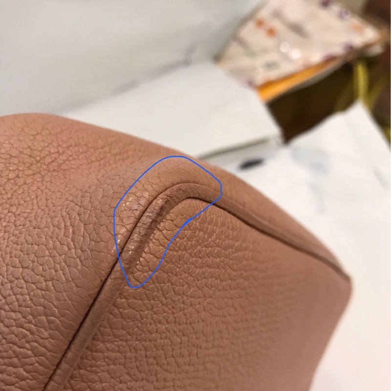 Miu Miu粉色牛皮相機包-15