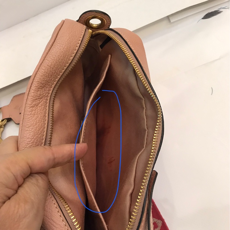 Miu Miu粉色牛皮相機包-16