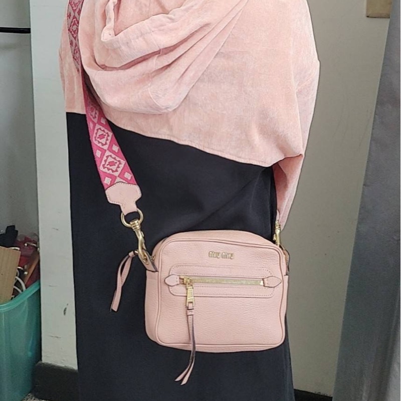 Miu Miu粉色牛皮相機包-6