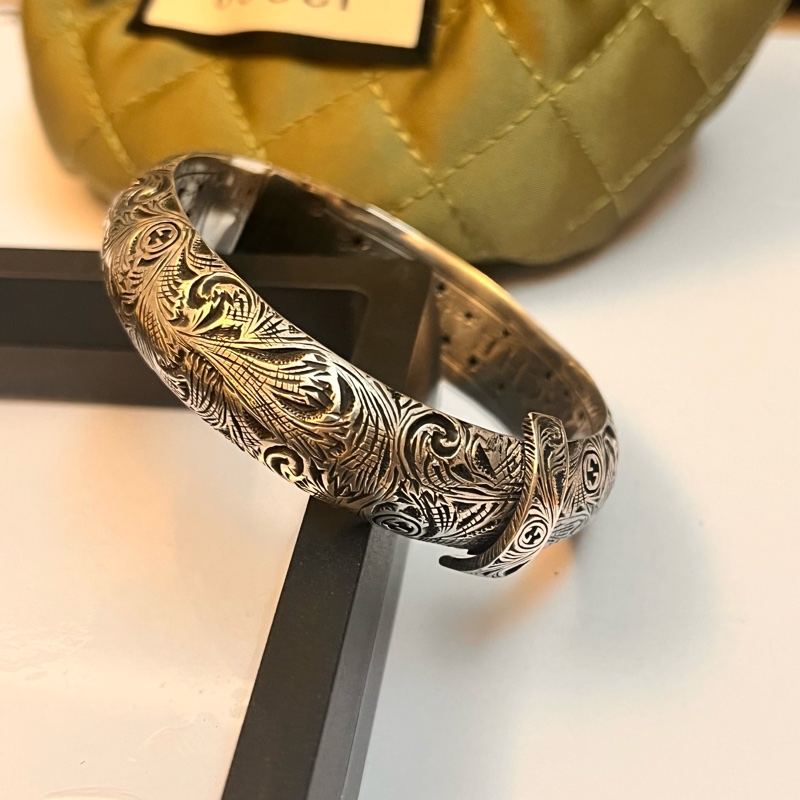 Gucci 仿舊雕花手環-9