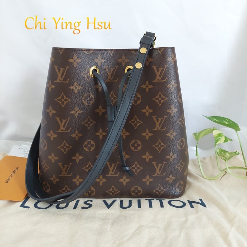 LV M44020🎀現品實拍🎀 經典老花 黑色 水桶包 斜背/肩背包~二手約9成新-7